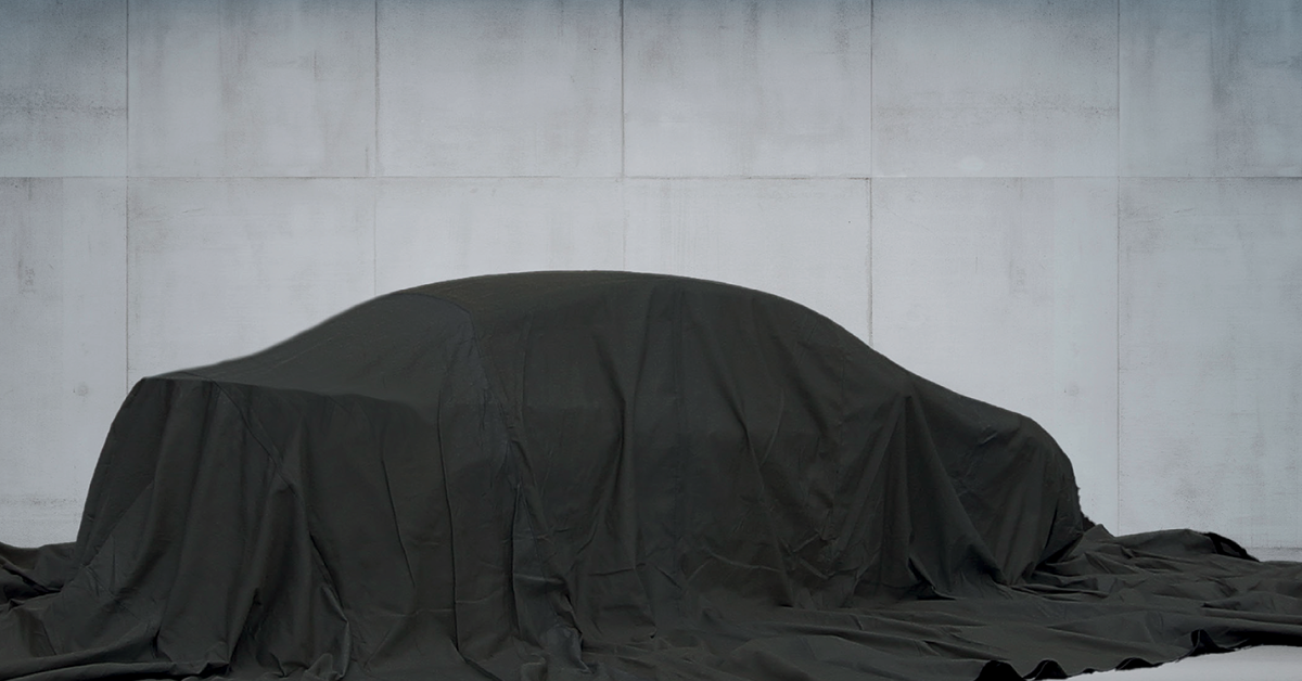 Voiture électrique sous une couverture anti-feu