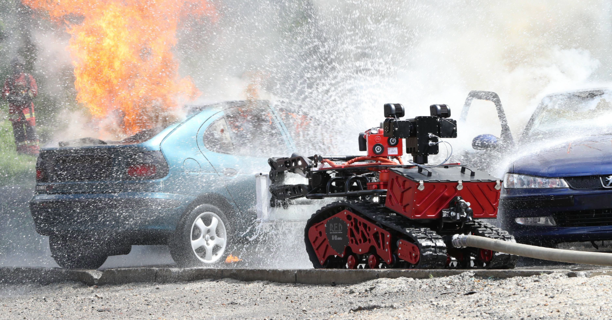 COLOSSUS arrosant un véhicule en feu