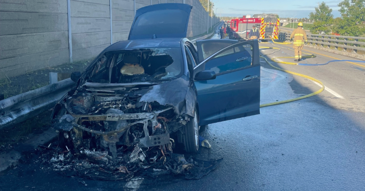 Voiture hydride calciné avec le feu éteint grâce à la couverture anti-feu AVD Fire