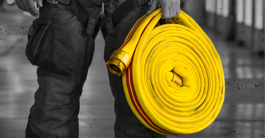 Homme tenant un boyau kraken EXO