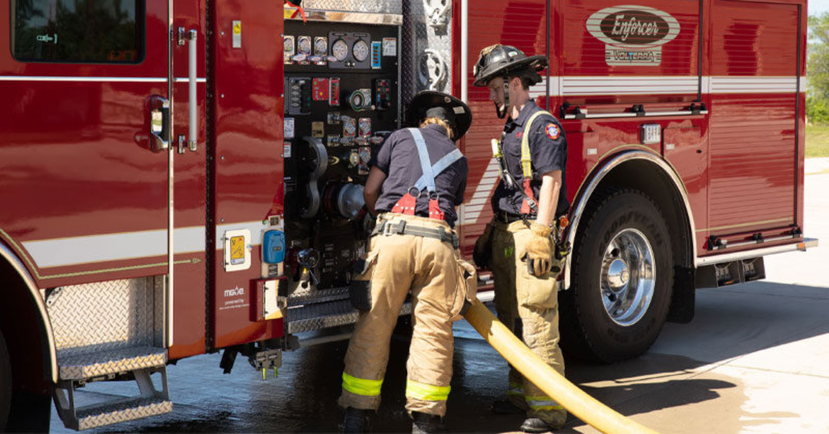 pompiers branchant un boyau sur le camion Volterra