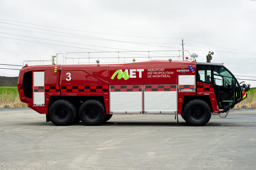 ME3F48~1 Troisième Striker 6x6 (camion incendie aéroportuaire) s'ajoute à la flotte de l'Aéroport Métropolitain de Montréal